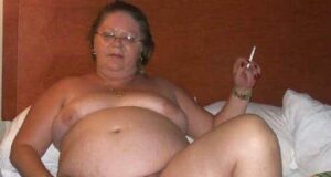 Drecksau Oma raucht beim Ficken