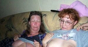 Zwei Bürgergeld Fotzen für ein Taschengeld ficken Zwei Bürgergeld Fotzen für ein Taschengeld ficken!