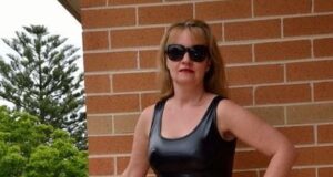 dominante Hausfrau aus München Dominante Hausfrau aus München bringt Sklaven Benehmen bei!