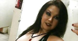 MILF sucht devoten Arschlecker MILF sucht einen devoten Arschlecker und Furzgesicht!