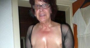 Devote Oma will hart gefickt werden Devote Oma will hart in alle Löcher gefickt werden!