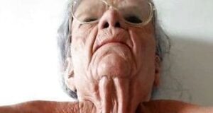 Oma ist Geil Die Oma ist geil und will in Arsch und Fotze gefickt werden