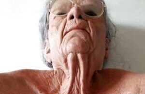 Die Oma ist geil und will in Arsch und Fotze gefickt werden
