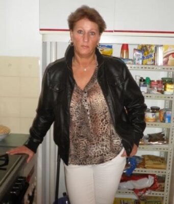 Devote MILF aus Dortmund hart ficken Devote MILF aus Dortmund will hart gefickt werden